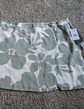 Volcom Sage Green And Off White Skirt.  New With Tags